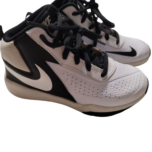 Nike Other - Nike Team Hustle D 7 Basketball White | Black Boys 11C 747999